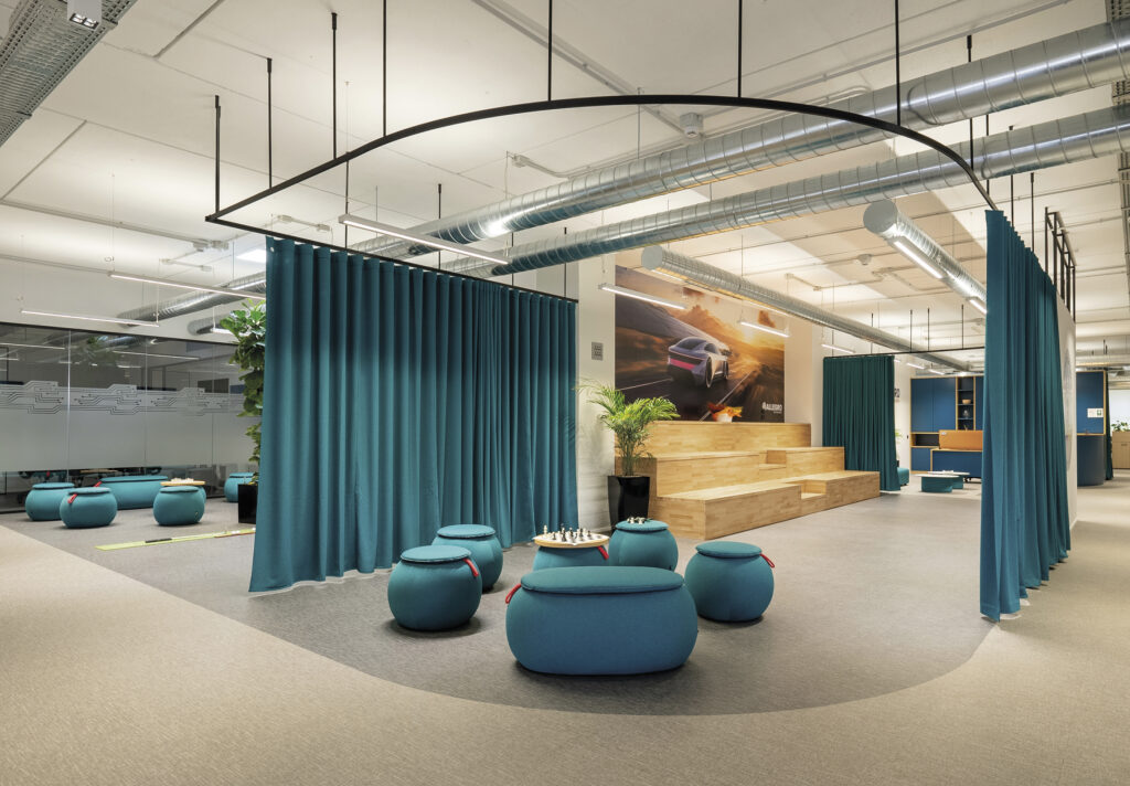rideaux acoustiques et mobiliers acoustiques dans un espace collectif tertiaire