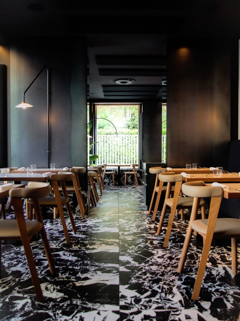 chaises bois rembourrées Cantarutti dans un restaurant