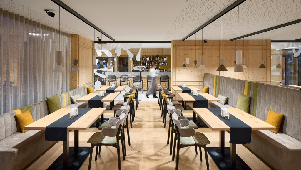 banquettes et chaises bois et rembourrées Innova dans un restaurant