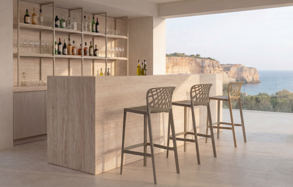 tabourets en polypropylène Monteforte sur une terrasse de bar