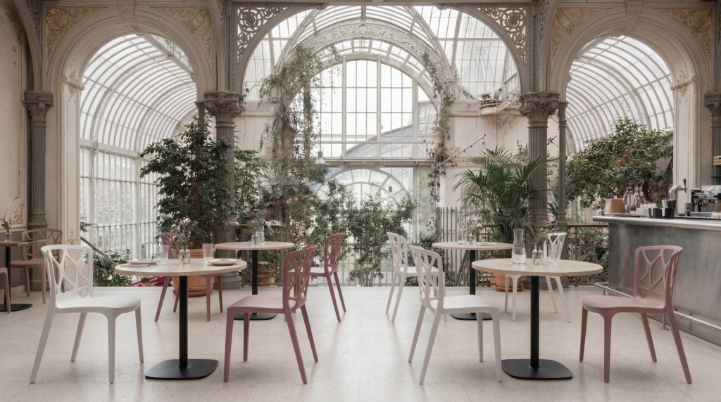 chaises en polypropylène Monteforte dans un restaurant